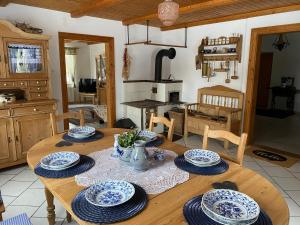 un tavolo in legno con piatti in cucina di Chata Karel a Bublava Altre 37 foto