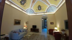a living room with a coffered ceiling and a couch at i 2 Capitani in Riposto