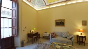 A seating area at i 2 Capitani