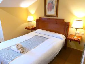 Un dormitorio con una cama con un osito de peluche. en Plaza Andalucía Edificio Dornajo 2-4 pax en Monachil