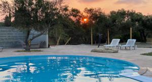 Bazén v ubytování ANEMOMYLOS Lefkimmi LUXUS SUITES-BOUTIQUE HOTEL & POOL nebo v jeho okolí