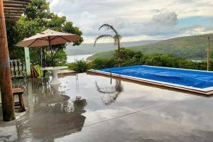 Bazén v ubytování Vila Shangri-La - Chalé Beira Lago nebo v jeho okolí