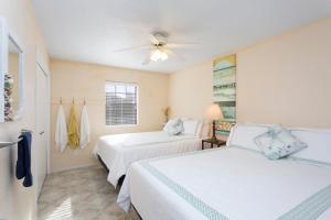 En eller flere senge i et værelse på House of Neptune Steps from the sea and private pool + 30 billeder