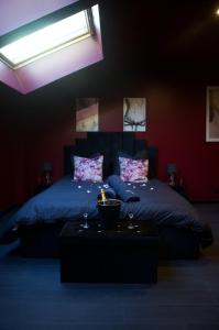 En eller flere senge i et værelse på PARENTHESE LOVE - Amour & Tentation Suite Balnéo SPA Proche Orly-Paris