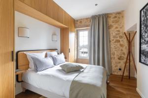 1 dormitorio con 1 cama blanca grande y ventana en Château de Callac, en Illats