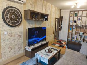 En tv och/eller ett underhållningssystem på Delux Apartments Cote dAgur Burgas