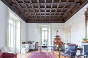 ein Wohnzimmer mit einem Tisch und Stühlen in der Unterkunft Dimora Storica in Mailand