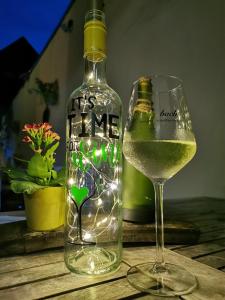 eine Flasche Wein und ein Glas auf dem Tisch in der Unterkunft Weingut Gästehaus Bach in Cochem