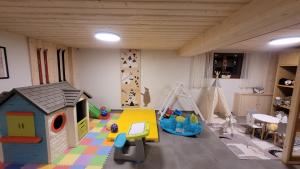 une chambre avec une aire de jeux et une maison de jeu dans l'établissement Willa Kozincówka, à Zakopane
