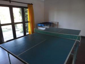 una mesa de ping pong en una habitación con 2 pingpons en Hotel Lujan en Luján