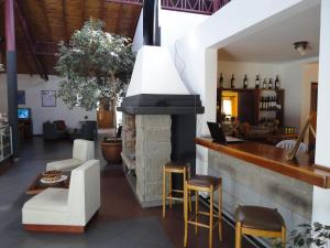 un restaurante con un bar con chimenea en Hotel Lujan en Luján