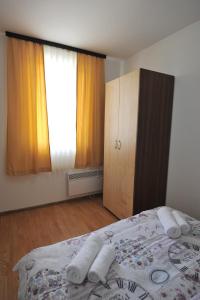 um quarto com uma cama com toalhas em Kopaonik Apartman Sanja em Kopaonik