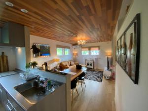 a kitchen and living room with a wooden ceiling at Vacanza gifu sauna villa in Gifu