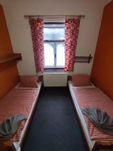 Cama o camas de una habitación en Penzion U Zastávky