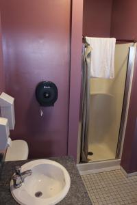 Um banheiro em HI Halifax - Hostel