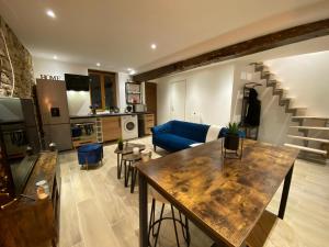 a living room with a blue couch and a table at Dormelles : magnifique maison de ville in Dormelles
