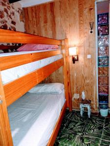 デニアにあるChez Berna - Se Alquila Habitacionのベッドルーム1室(二段ベッド2組付)