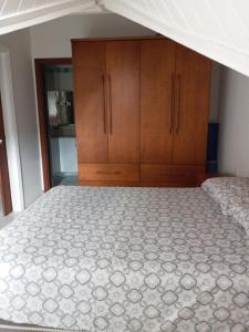 Ένα ή περισσότερα κρεβάτια σε δωμάτιο στο Duplex em Praia do Forte a 50m da vila