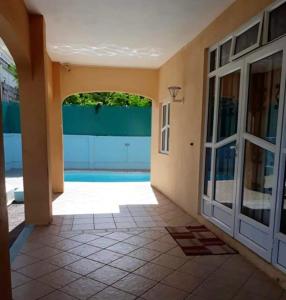 ペレベールにあるSunny villa in Pereybere with private poolの門とガレージのある家の入り口