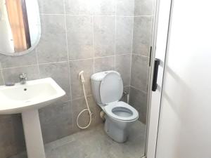 ペレベールにあるSunny villa in Pereybere with private poolのトイレと洗面台付きのバスルーム +8枚の写真