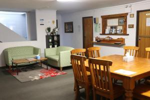 a waiting room with a table and chairs at Chalet Jindabyne in Jindabyne