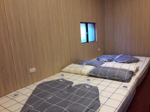 Ένα ή περισσότερα κρεβάτια σε δωμάτιο στο Beer Inn綠島