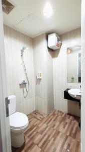 Ένα μπάνιο στο Kozy Room Sentul Tower Apartemen