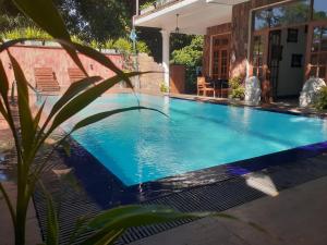 una piscina in un cortile con una casa di Veraima Kandy a Kandy