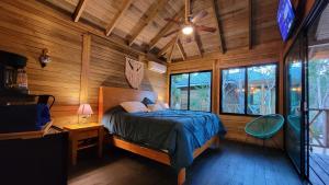 une chambre avec un lit dans une pièce aux murs en bois dans l'établissement Energy Tulum Holistic Ranch, à Tulum 64 autres photos