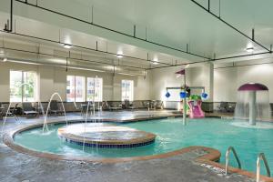 Bazén v ubytování Holiday Inn Express & Suites Columbus - Polaris Parkway / COLUMBUS, an IHG Hotel nebo v jeho okolí