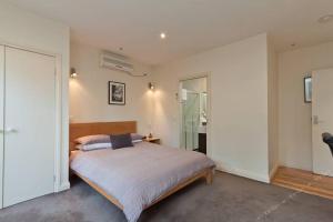 Ένα ή περισσότερα κρεβάτια σε δωμάτιο στο Sixty Two On Grey Serviced Apartments