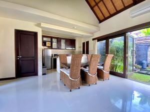 a dining room with a table and chairs at Villa Buddha Umalas in Kerobokan