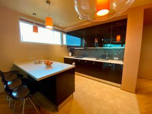 Kuchyň nebo kuchyňský kout v ubytování Spacious Pirita Apartment with Amazing Sea & City view