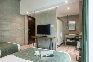 ein Hotelzimmer mit einem Bett und einem TV in der Unterkunft Suzhou Unique Space Design Art Hotel in Suzhou