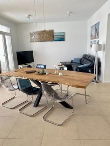 a living room with a wooden table and chairs at Villa Casa Juma in Playa Blanca