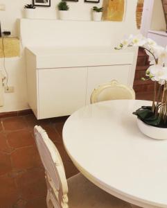 eine weiße Küche mit einem weißen Tisch und Stühlen in der Unterkunft Castello House in Cagliari