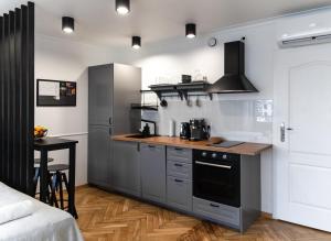 Kuchyňa alebo kuchynka v ubytovaní Studio Kolberga Kraków + 1 fotografia