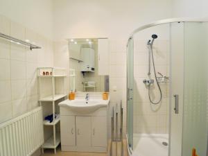łazienka z umywalką i prysznicem w obiekcie Perfect for Families and Mid-Term-Stays w Wiedniu