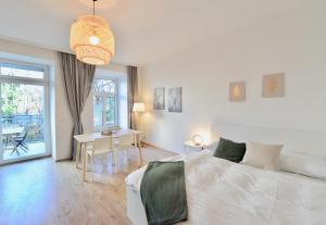 sypialnia z łóżkiem i stołem oraz jadalnia w obiekcie Perfect for Families and Mid-Term-Stays w Wiedniu