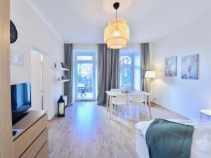 salon z telewizorem i stołem jadalnym w obiekcie Perfect for Families and Mid-Term-Stays w Wiedniu