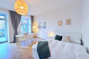 sypialnia z dużym białym łóżkiem i stołem w obiekcie Perfect for Families and Mid-Term-Stays w Wiedniu
