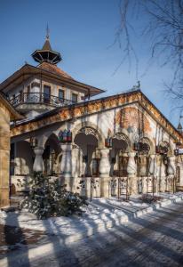 a building with snow on the ground in front of it at V Nekotorom Tsarstve Hotel in Ryazan