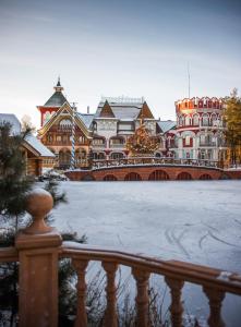 un grande edificio con neve di fronte di V Nekotorom Tsarstve Hotel a Ryazan