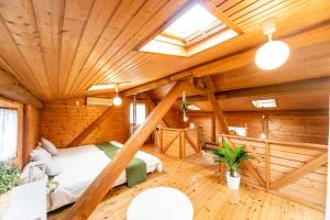 Dormitorio en cabaña de madera con cama y tragaluces en Awaji Seaside Log House, en Awaji