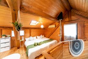 Ένα ή περισσότερα κρεβάτια σε δωμάτιο στο Awaji Seaside Log House