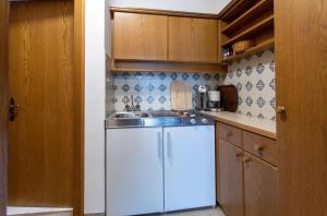 A kitchen or kitchenette at Appartementhaus Franz Samonig