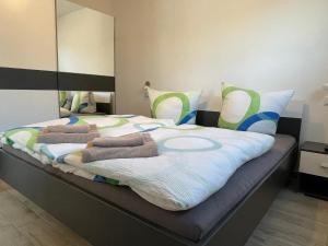 ein Bett mit Handtüchern und Kissen darüber in der Unterkunft Ferienwohnung Am Südhang in Göhren