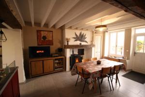 cocina y comedor con mesa y sillas en Gîte le Pilon, en Verdon