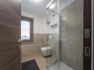 e bagno con servizi igienici e doccia in vetro. di La Maison de Papagran CIR Charvensod-0007 ad Aosta