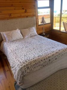 Postel nebo postele na pokoji v ubytování Adorable 2 bedroom seaside vacation home
